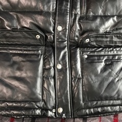 スカルのロゴ入りダウンレザージャケット