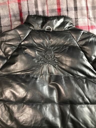 スカルのロゴ入りダウンレザージャケット