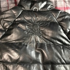 スカルのロゴ入りダウンレザージャケット