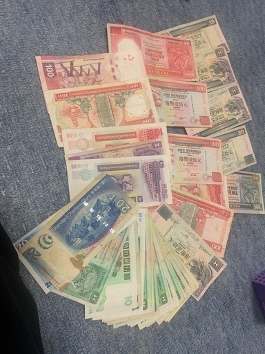 香港1300ドルになります、