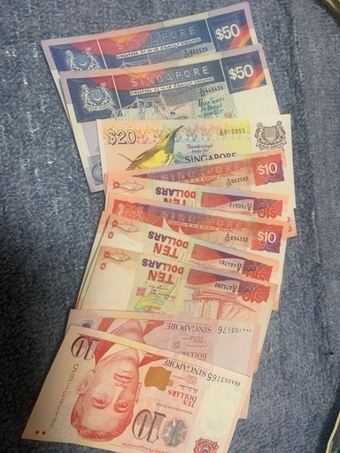 シンガポール紙幣200ドルになります、