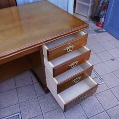 Karimoku(カリモク家具)の人気シリーズCOLONIAL(コロニアル)の両袖デスクです。アメリカンカントリースタイルのクラシカルな書斎机はお部屋を上品な空間に♪BL210の画像
