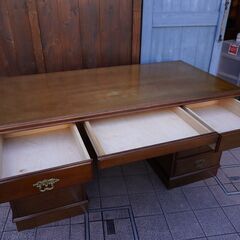 Karimoku(カリモク家具)の人気シリーズCOLONIAL(コロニアル)の両袖デスクです。アメリカンカントリースタイルのクラシカルな書斎机はお部屋を上品な空間に♪BL210の画像
