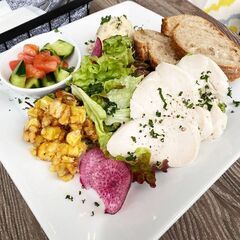 大規模リニューアル！ゲストハウスレセプションを兼ねたカフェ。土日できる方優先採用！カフェスタッフの画像