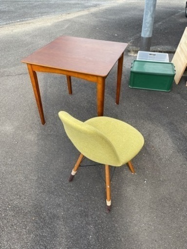 IKEAで購入したテーブルと椅子