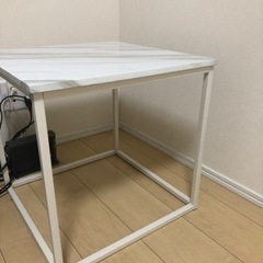【譲ります】大理石風サイドテーブルの画像