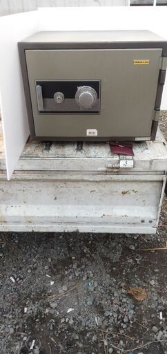 ダイヤル式金庫　鍵付き