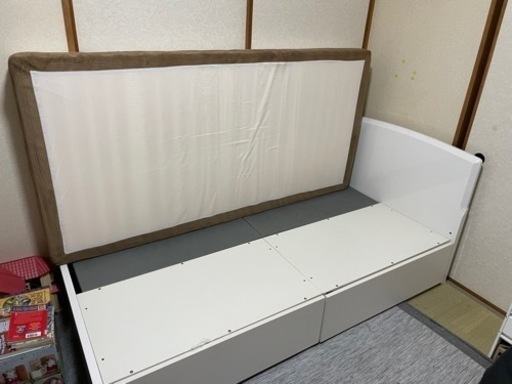 白色の可愛いシングルベッド