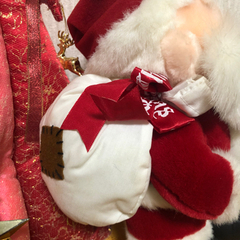 クリスマスツリーのオブジェとサンタのぬいぐるみの画像