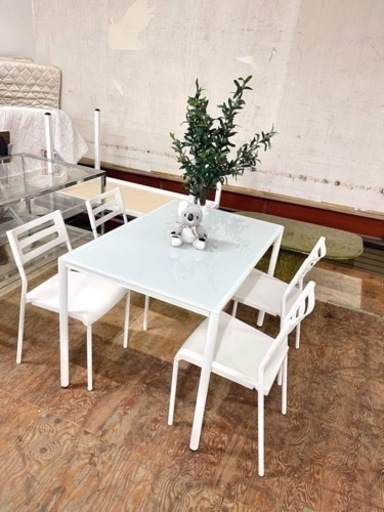 ダイニングテーブル　椅子4個付き