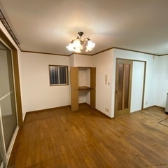東京都町田市にて壁紙の貼り替えをしています。