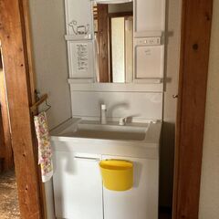 洗面化粧台と電気温水器のセット（注意事項あり）