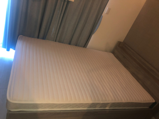 【急募】ダブルベッド　マットレス付【収納部有】