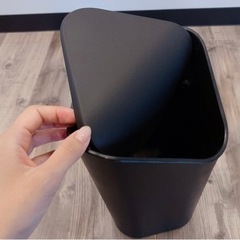 ゴミ箱　小さめゴミ箱　シンプルなブラックの画像
