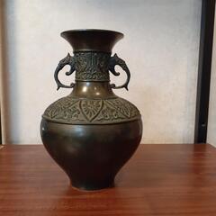 青銅の花瓶です。の画像