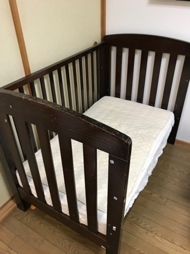 booriベビーベッド　正規品のマットレス付き