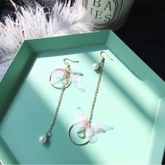 新品　未使用　アシンメトリー蝶々ピアス