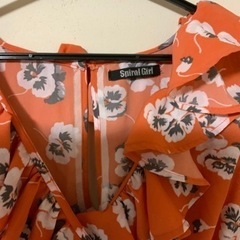 スパイラルガール　花柄ワンピース オールインワン　サイズ2(M) 身幅39、着丈68センチの画像