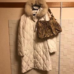白のダウンコートとバッグ