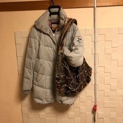グレーのダウンコートとバッグ