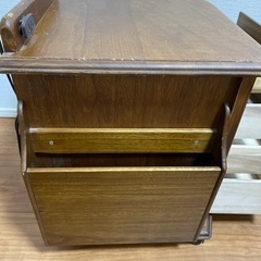 【商談成立】ベッドサイドテーブル　キャスター付き　コンセント口ありの画像