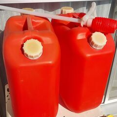 灯油缶（ポリタンク）２つと手動ポンプ
