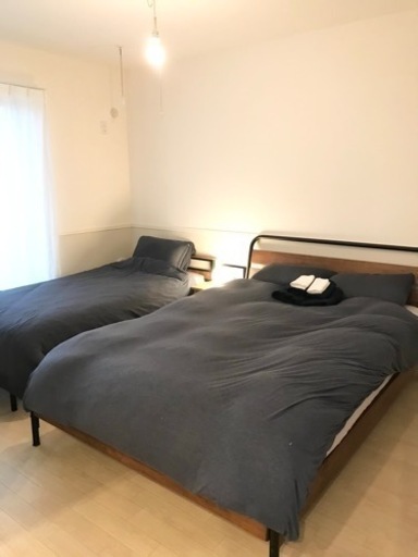 ダブルベット、マットレス、掛け布団、枕、シーツ、掛け布団カバー全て揃っています。ほとんど使っていません。