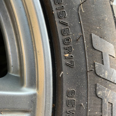 車のアルミホイルタイヤの画像