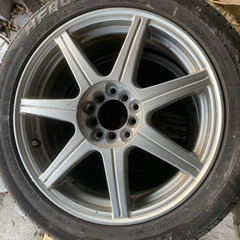 車のアルミホイルタイヤの画像