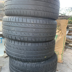 車のアルミホイルタイヤの画像