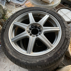 車のアルミホイルタイヤの画像