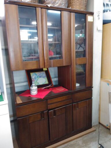 値下げ。廃業未使用展示家具　両面ハッチ・間仕切り収納　両面食器棚・カップボード.　天然杢無垢　ｗ１２８ｈ１９５ｃｍ、両面ハッチ・リビイングボード。　食堂・居間、書斎・寝室の間仕切りに。両面出し入れ可