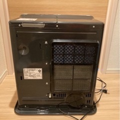 石油ファンヒーターとポリエチレン缶2個、電動ポンプの画像