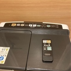 石油ファンヒーターとポリエチレン缶2個、電動ポンプの画像