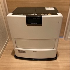石油ファンヒーターとポリエチレン缶2個、電動ポンプ