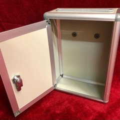 ◆鍵付きBOX／募金箱／応募箱／投票箱／投函箱／アンケートボックス／多目的アルミ製ボックス／シルバーホワイト／持ち運びやすい／壁掛け可／オフィス 会社 店舗 事務用の画像