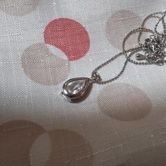ドロップチャームのネックレスの画像