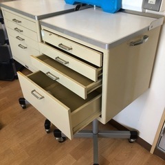 4段引出し　キャスター付き　中古品