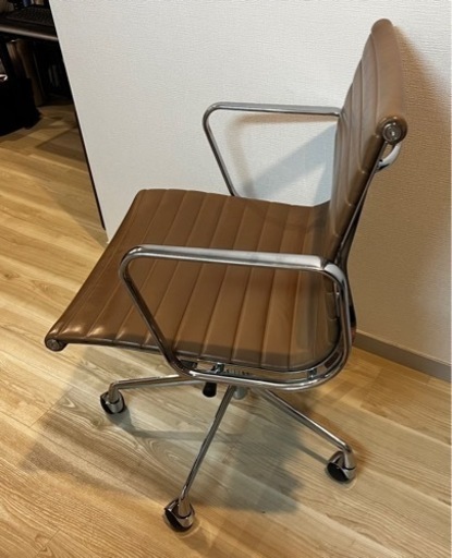 超美品高級オフィスチェア　本革　モカベージュ　デザイナーズ　リプロダクト商品