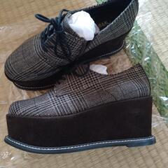 ほぼ未使用　チェック柄の厚底ショートシューズ　の画像