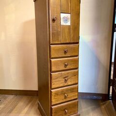 【うさぎタイルのキャビネット】