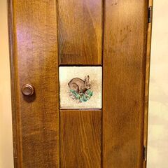 【うさぎタイルのキャビネット】の画像
