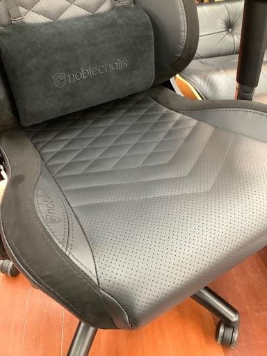 Noblechairs ゲーミングチェア
