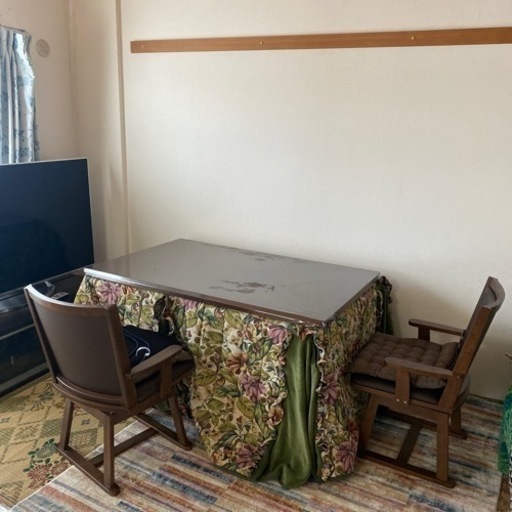 (決定いたしました)　脚長。回転椅子2個付き中古綺麗です。