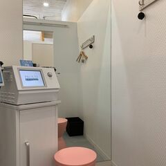就職お祝い金あり。週1回～でもOK. 2021年9月エステもできる美容室に全面リニューアルオープンで綺麗お店で働きませんか？の画像