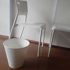 白いゴミ箱(オモチャ入れにしていたので臭いなし)