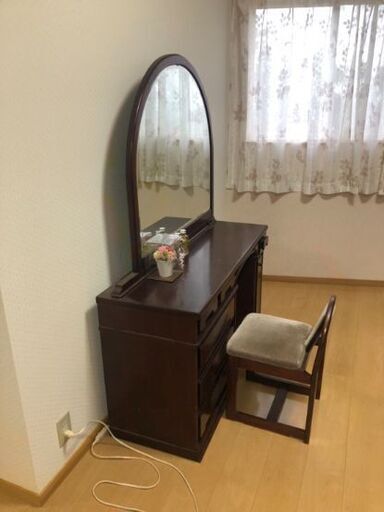 鏡の大きな化粧台と椅子