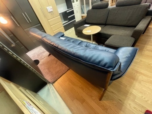 【リサイクルサービス八光　田上店　配達・設置OK】カリモク家具　国産家具　長椅子　ZU4953 木部/ウォールナットナチュラル　本革(リーベル)張