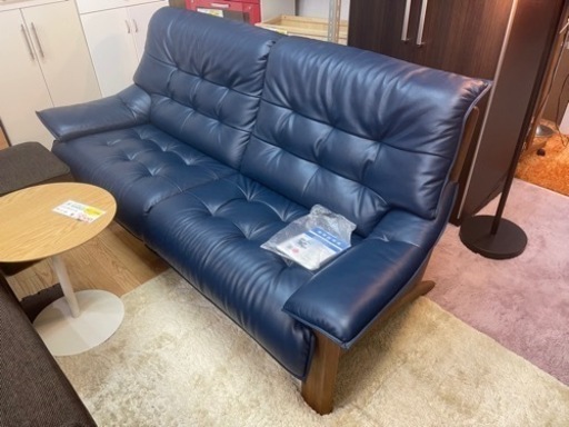 【リサイクルサービス八光　田上店　配達・設置OK】カリモク家具　国産家具　長椅子　ZU4953 木部/ウォールナットナチュラル　本革(リーベル)張