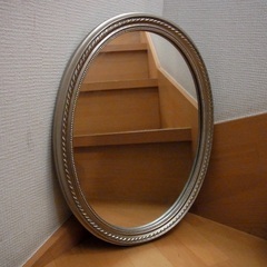 縦30センチ程の洋風かがみ